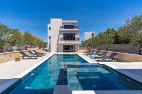 NEW! Villa Lady Maris with heated private pool, 5 en-suite bedrooms, 70m from beach